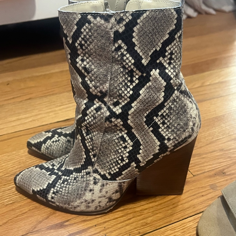 Gray and Black Ankle Boots with Chunky Heel and Pointed Toe